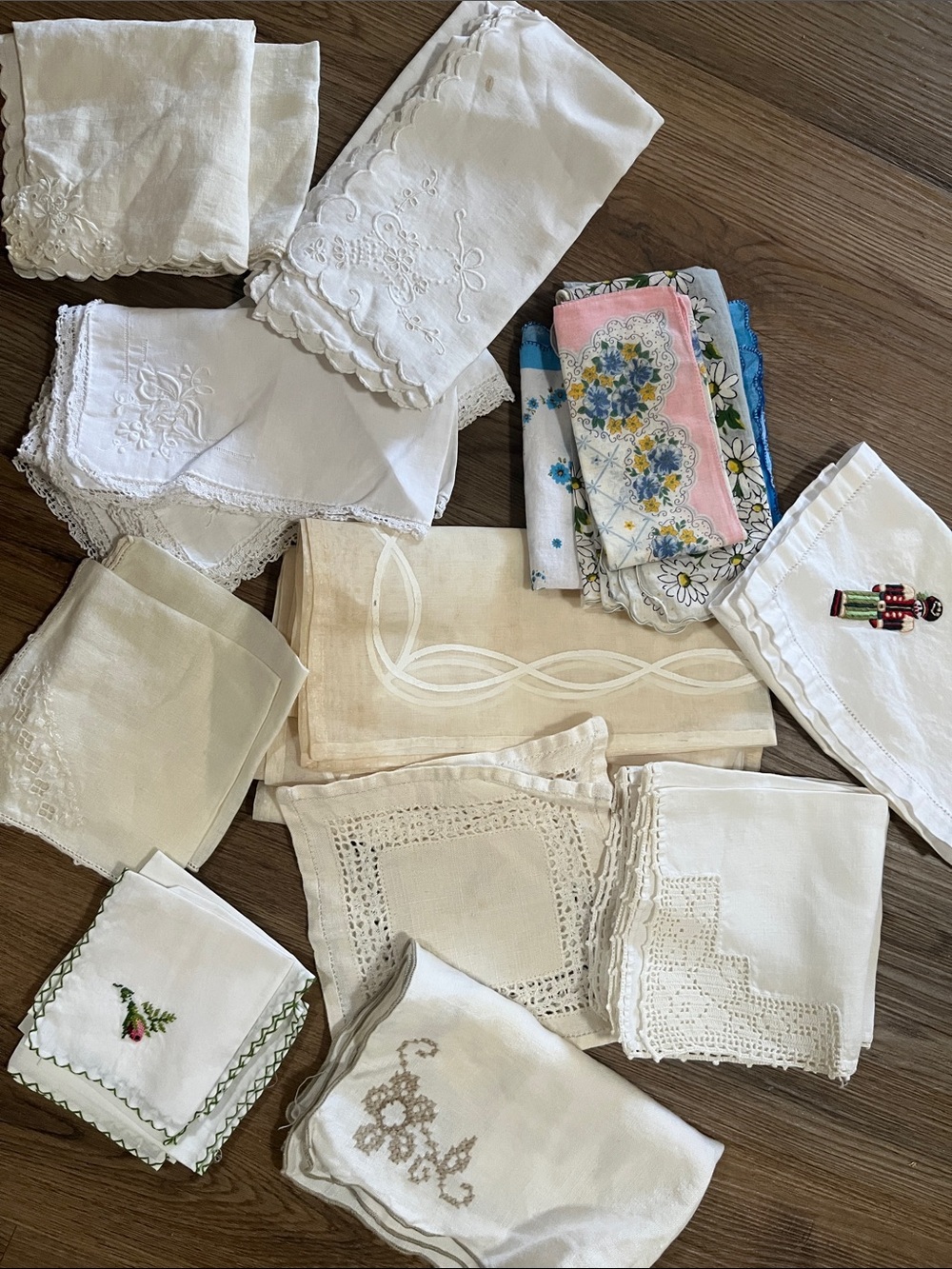 Assorted lot vintage Linen Handkerchiefs, doilies & Napkins small sizes